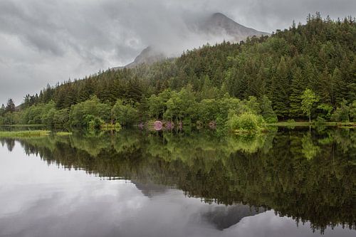 Un lac de montagne brumeux sur l'île de Skye en Écosse !