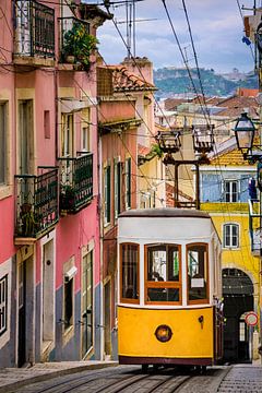 Historische gele kabelbaan in Lissabon, Portugal van Michael Abid