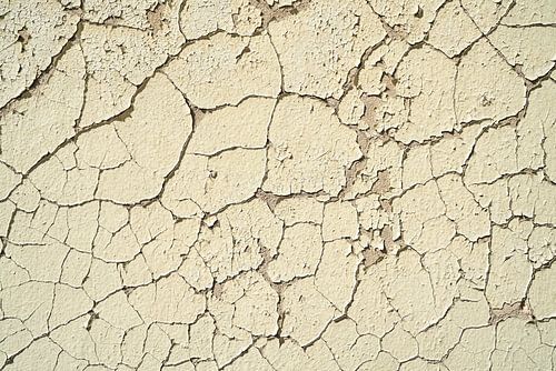 peinture écaillée sur une façade en mauvais état