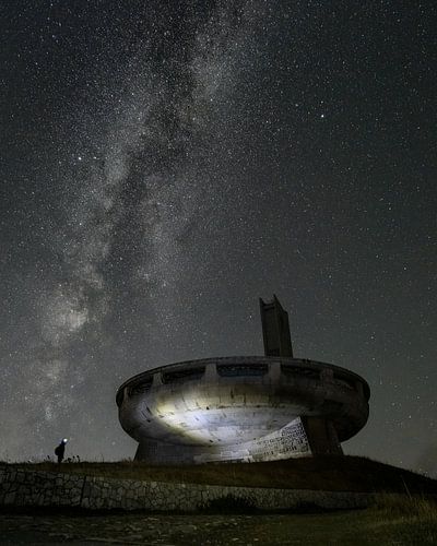 Monument Buzludzha sous la Voie lactée