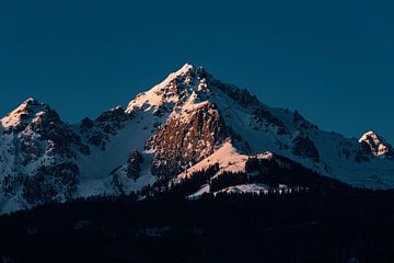 Zonsondergang op schitterende berg in de Oostenrijkse alpen