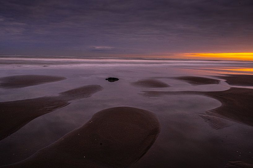 strand in ochtendlicht van Willem  Overkleeft