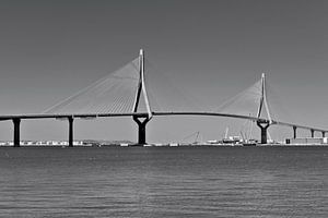 Pont haubané moderne dans la baie de Cadix