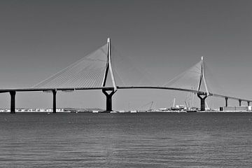 Moderne tuibrug in de baai van Cádiz van Silva Wischeropp