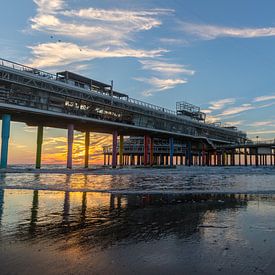 Zonsondergang  aan de pier van  Scheveningen van René Rollema