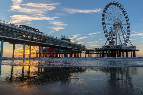 Zonsondergang  aan de pier van  Scheveningen
