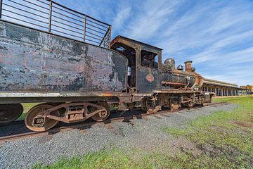Vieille locomotive à vapeur rouillée à Encarnacion, Paraguay sur Jan Schneckenhaus