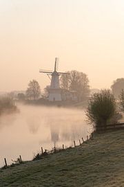 Molen de Vlinder in Ochtendnevel van Manon Huls