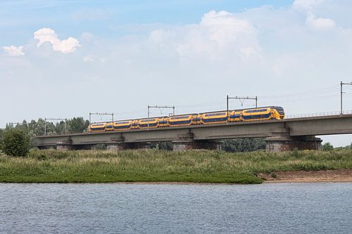Trein voor de Kuilenburgse Spoorbrug, Culembourg