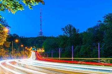 Duitsland, Stuttgart stadsautoweg met nachtelijk verkeer dat de wegen verlicht van adventure-photos