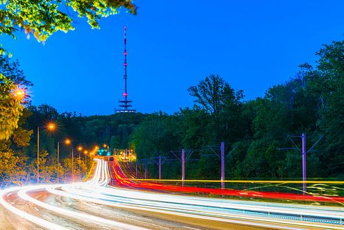 Duitsland, Stuttgart stadsautoweg met nachtelijk verkeer dat de wegen verlicht
