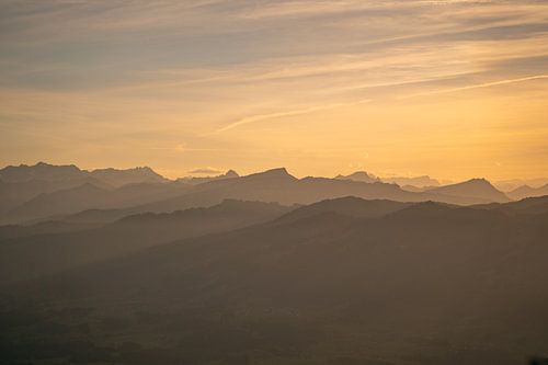 Zonsondergang over de Allgäuer Alpen en hun silhouet