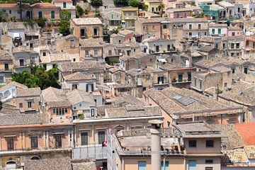 Idyllisch uitzicht op Italiaans stadje met grijze daken op heuvel van Studio LE-gals