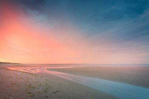 Zonsopgang aan de kust. Rust en kleur bij de Maasvlakte