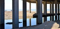 Reflektierende Betonpfeiler und das Meer