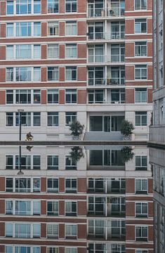 De alledaagse weerspiegeling in Den Haag