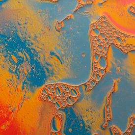abstract met olie en water van Margot Hartgers