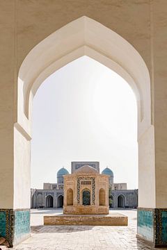 Doorkijkje in de Madrassah | Reisfotografie print | Bukhara, Oezbekistan van Kimberley Jekel