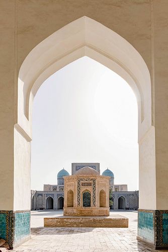Doorkijkje in de Madrassah | Reisfotografie print | Bukhara, Oezbekistan