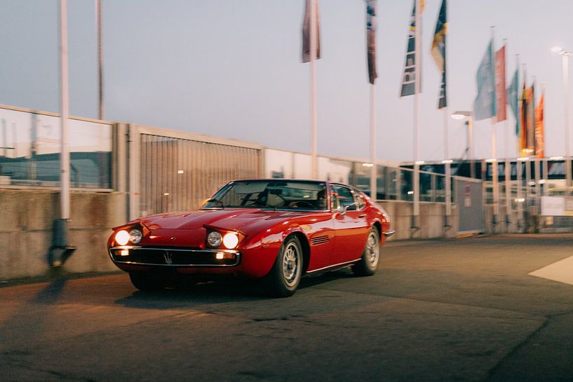 Maserati Ghibli in der Abenddämmerung von avwijk.visuals