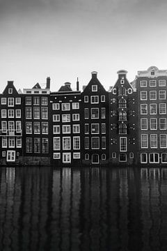 Damrak, Amsterdam in black and white by Fotograaf Remco