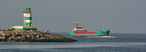 Küstenschiff auf See in der Nähe der Südmole von IJmuiden am Horizont.