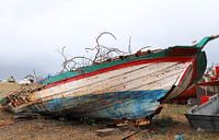 Boot op het strand van Ton Tolboom thumbnail