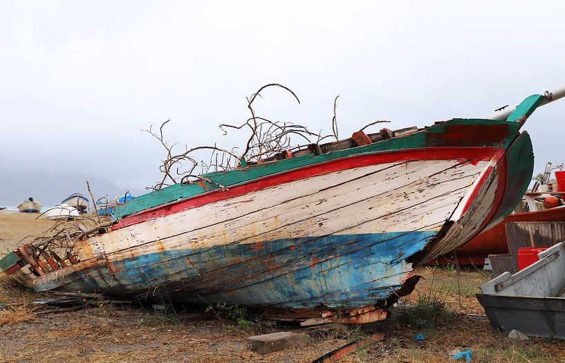 Boot op het strand van Ton Tolboom
