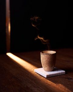 Eine Tasse Kaffee mit der Sonne