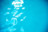 zwembad met reflectie in het water