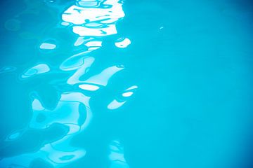 zwembad met reflectie in het water van Judith Spanbroek-van den Broek