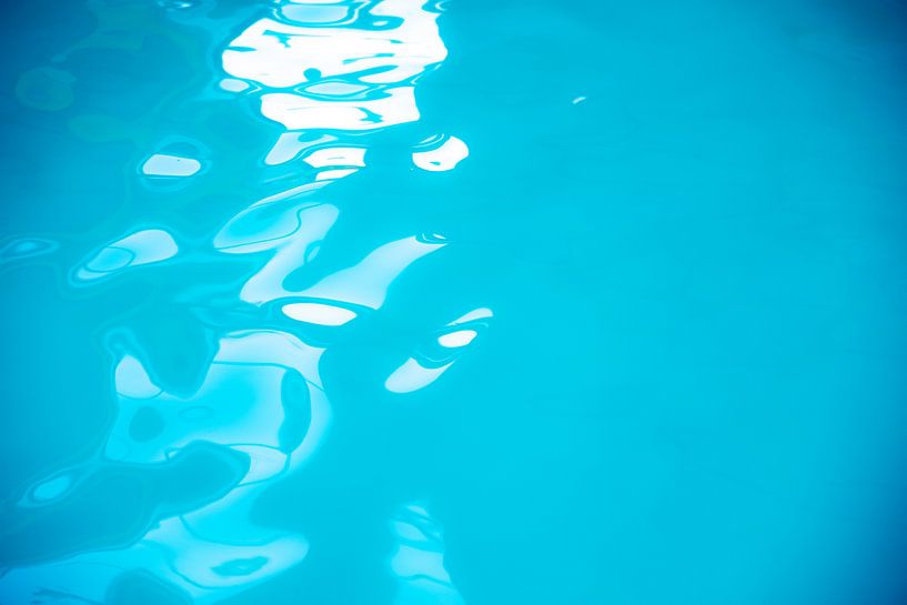 zwembad met reflectie in het water van Judith Spanbroek-van den Broek