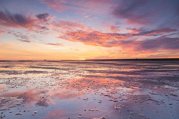 Belle soirée sur la mer des Wadden près d'Ameland sur Meindert Marinus