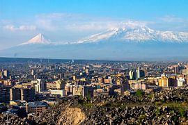 Blick auf den majestätischen Berg Ararat. von Mikhail Pogosov