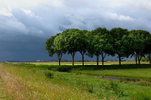 Onweersbui boven de Eempolder in Nederland, landschapsfoto in groene en blauwe tinten