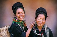 Vietnam. Bei Sapa. Frauen des Black Hmong Bergstammes arbeiten an Ohrringen. von Frans Lemmens Miniaturansicht