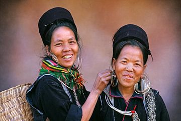 Vietnam. Bei Sapa. Frauen des Black Hmong Bergstammes arbeiten an Ohrringen. von Frans Lemmens