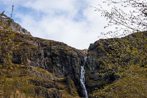 Cascade entre les rochers