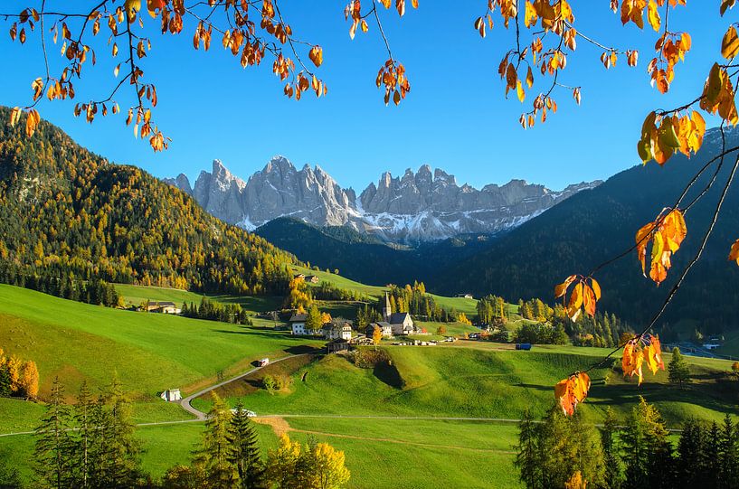 Dolomit Bergdorf im Herbst von iPics Photography