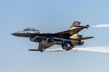 F-16 demo team van Turkse luchtmacht: SOLOTÜRK. van Jaap van den Berg