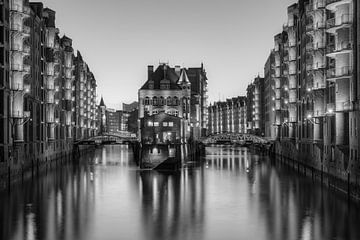 Waterburcht Hamburg zwart-wit van Michael Valjak