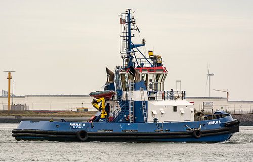 Sleepboot Fairplay X onderweg op de Maasvlakte na een sleep.