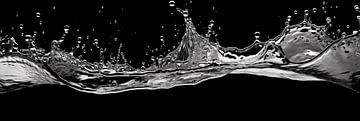 Fließendes Wasser Banner in Zeitlupe mit Tropfen und Spritzern auf schwarzem Hintergrund von Animaflora PicsStock