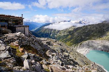 Sommerliche Berglandschaft in der Schweiz mit grünen Almen und markanten Gipfeln. von Miriam Schwarzfischer Fotografie
