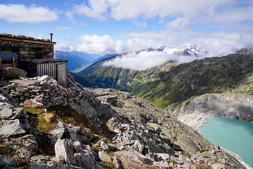 Zomers berglandschap in Zwitserland met groene alpenweiden en markante bergtoppen.