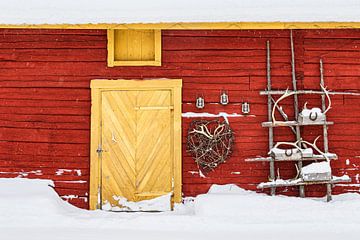 Detail van een rode houten hut in de winter in Kuusamo, Finland van Rico Ködder