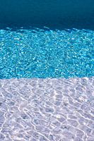 Piscine en mosaïque rose-bleu