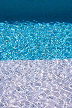Roze-blauw mozaïek zwembad van Jenine Blanchemanche