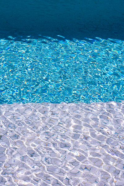 Piscine en mosaïque rose-bleu par Jenine Blanchemanche