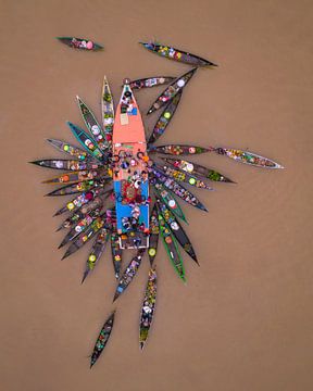 Blume des Flusses – Schwimmender Markt, Indonesien von Ewold Kooistra